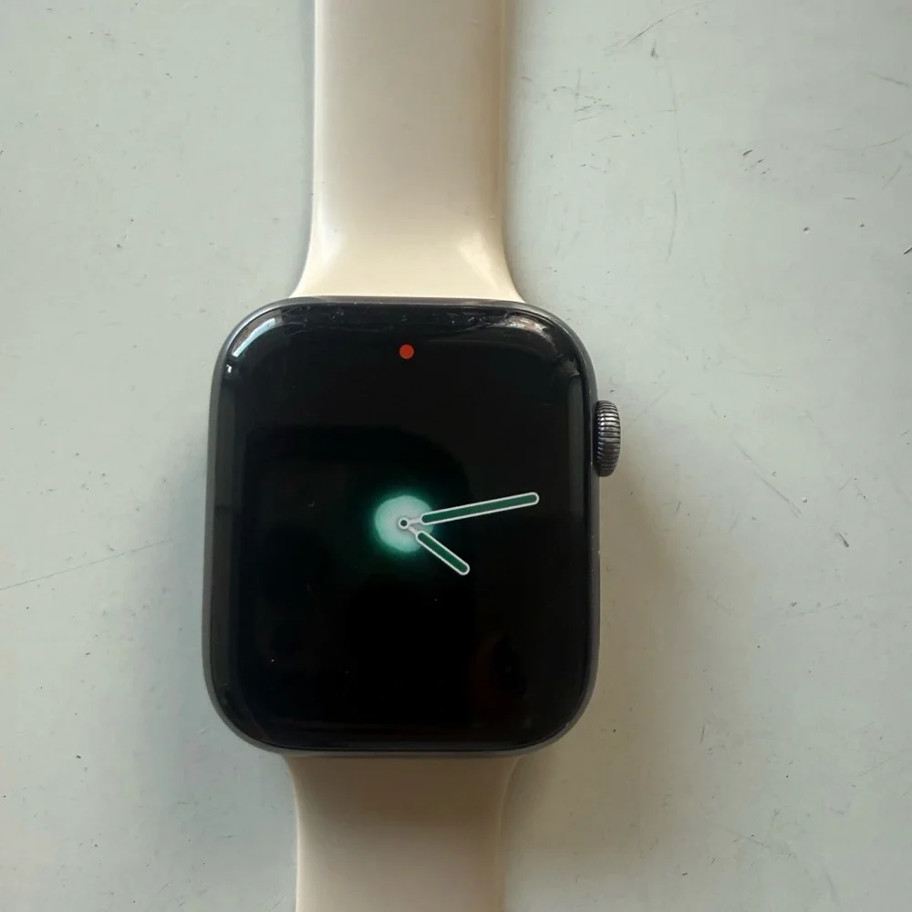 Apple Watch Series 4 44mm with beige bracelet and charger in Good condition